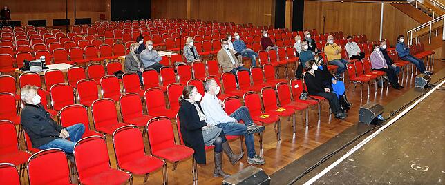 Überschaubare Besucheranzahl im Mozartsaal bei der Bewerbervorstellung zum Oberbürgermeisteramt in Donaueschingen. Die Besucher sind ...