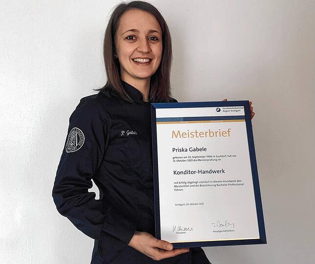Konditormeisterin Priska Gabele hält zum ersten Mal ihren Meisterbief in der Hand.