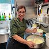 Christine Steidle bei der Vorbereitung eines Mittagsmenüs für die Grundschule Deggenhausertal.