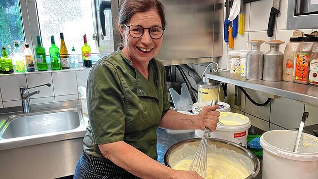 Christine Steidle bei der Vorbereitung eines Mittagsmenüs für die Grundschule Deggenhausertal.
