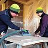 Geselle Ben Schneider und Azubi Leon Gering bei der Arbeit.
