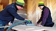 Geselle Ben Schneider und Azubi Leon Gering bei der Arbeit.