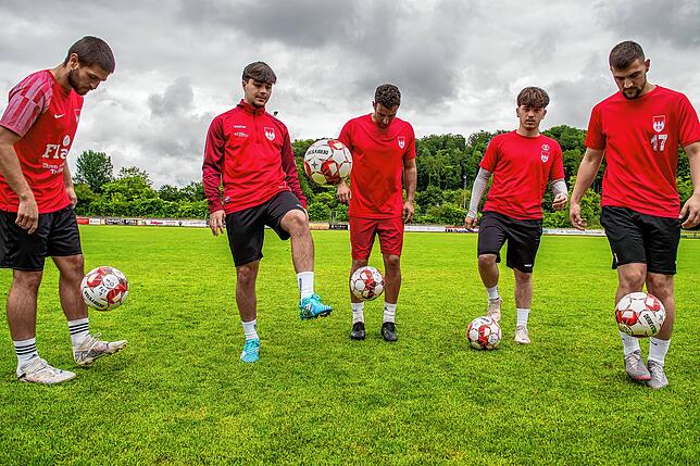 Erste Trainingseinheiten: Die Neuzugänge Uran Aliaj, Berkay Adakli, Abdelmounaim El Oumni, Vetim Muhaxheri und Valmir Gashi (von links) ...