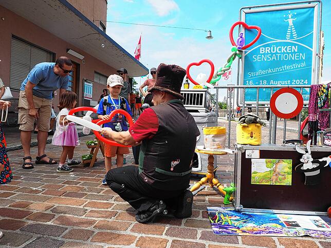 Sven Hennings alias Clown Diabolo erfreut die Kinder.