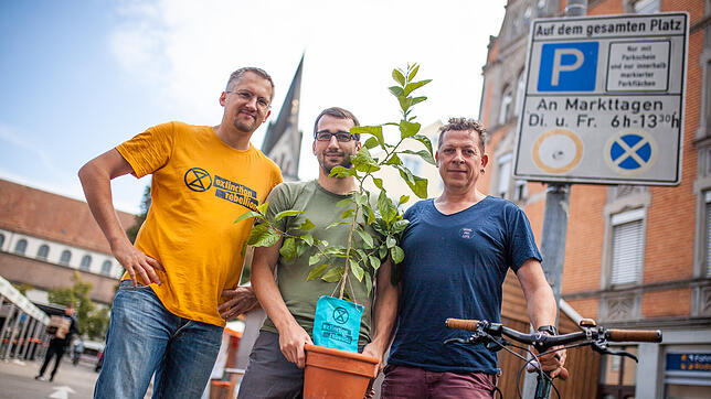 Mit Pflanzen, Kaffee, Kuchen und Musik auf Parkplätzen wollen die Aktivisten von Extinction Rebellion zeigen, wie Innenstädte auch ohne ...