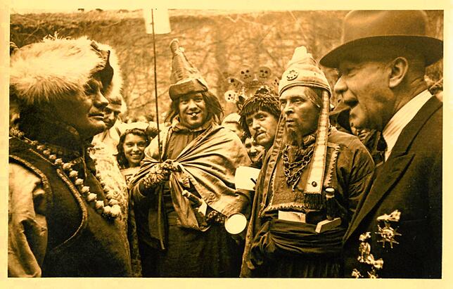 OB Franz Knapp (rechts), der zwölf Jahre lang der nationalsozialistischen Stadtspitze als Rechtsrat gedient hatte, empfängt 1950 die ...