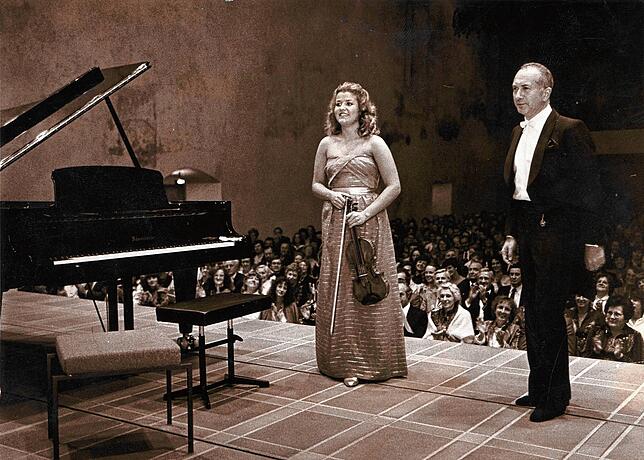 Die Geigerin Anne-Sophie Mutter ist bereits 1982 ein Star. Nur mit Hilfe finanzkräftiger Sponsoren aus der Bankenwelt gelingt es dem ...