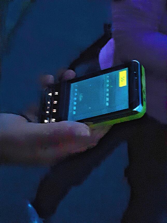 Mit dem Ultraschalldetektor ist Sproll auf die Suche nach Fledermäusen. Er rechnet ihre Rufe auf hörbare Frequenzen herunter.