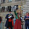 Juhuuu, sie hat ihn: Überlingens neue Narrenmutter (Stefan Mayer) schwenkt den Rathausschlüssel, den OB Jan Zeitler (2. von links) nach ...