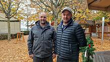Jetzt fehlen nur noch die Weihnachtsbäume: Thomas (links) und Stefan Vogt sind beim Aufbau ihres Winterdorfs im &bdquo;Lammgarten&ldquo; ...