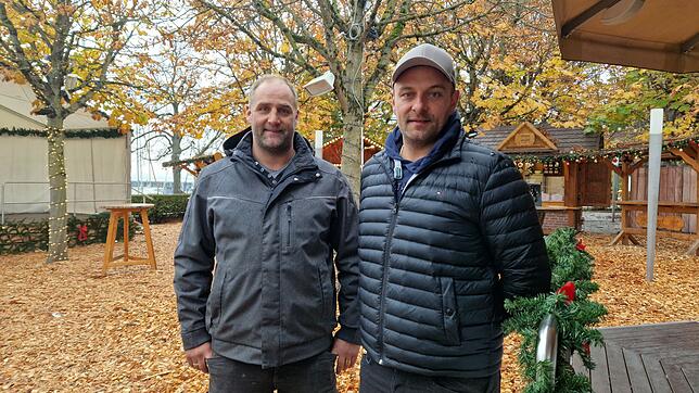 Jetzt fehlen nur noch die Weihnachtsbäume: Thomas (links) und Stefan Vogt sind beim Aufbau ihres Winterdorfs im &bdquo;Lammgarten&ldquo; ...