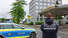 (Archivbild) Hier eskalierte der Streit: Bei der Tankstelle in der Reichenaustraße ist nach der Schussabgabe erst einmal alles abgesperrt.