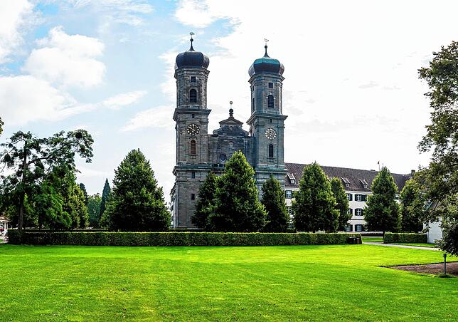 Die Türme der Schlosskirche Friedrichshafen sind unverkennbar.