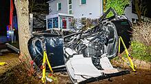 Ein zerstörtes Auto an der Unfallstelle. Bei einem mutmaßlichen Autorennen sind in Ludwigsburg zwei unbeteiligte Frauen ums Leben gekommen.