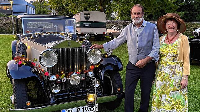Christa und Robert Walter aus Goldbach waren mit einem Rolls Royce Baujahr 1933 in Ludwigshafen.