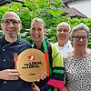 Michael und Julia Wurm sowie Peter und Ulrike Partikel vom Landgasthof Apfelblüte in Salem freuen sich über den Sieg bei &bdquo;Mein ...