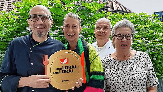 Michael und Julia Wurm sowie Peter und Ulrike Partikel vom Landgasthof Apfelblüte in Salem freuen sich über den Sieg bei &bdquo;Mein ...