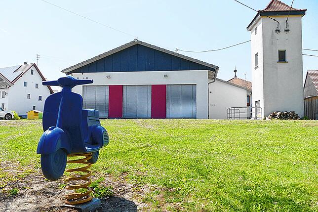 Der bestehende Spielplatz bekommt laut Planung einen Sandkasten mit Hochwasserschutz und wird instandgesetzt, hinten das Bürgerhaus, wo ...