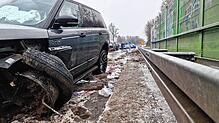 Ein Range Rover ist am Mittwochmittag auf der B&nbsp;31 bei Friedrichshafen von der Fahrbahn abgekommen.
