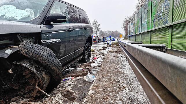 Ein Range Rover ist am Mittwochmittag auf der B&nbsp;31 bei Friedrichshafen von der Fahrbahn abgekommen.