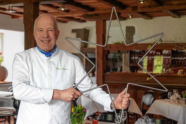 Johannes Wuhrer mit einem Stern aus Edelstahl, den er einst von seiner Mutter anlässlich des Guide Michelin-Auszeichnung erhalten hat.