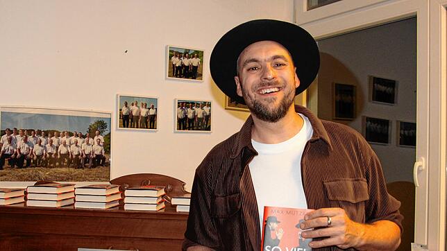 Viel Spaß hatte Max Mutzke bei der musikalischen Lesung in seinem Heimatort Krenkingen, wo er sein neues Buch auch signierte.