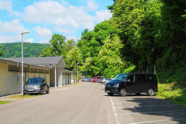 Besuchern bietet der Parkplatz am Freibad Waldshut einige Plätze. Der Rhein und die Minigolfanlage sind von hier aus nur wenige Meter zu ...