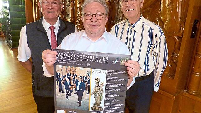 Auf das bevorstehende Konzert des Barockensembles der Wiener Symphoniker freuen sich Bürgermeister Gallus Strobel (von links), Pfarrer ...