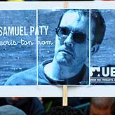 Plakat mit dem Porträt des getöteten Lehrers Samuel Paty.