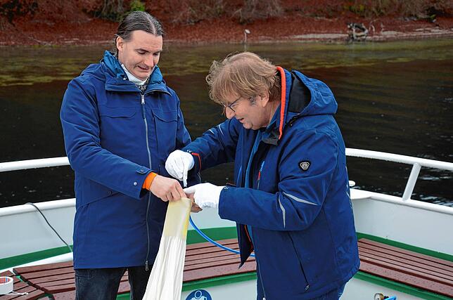 Achim Mende hält die Weihnachtswünsche der Kinder aus der SÜDKURIER-Region in Händen und platziert sie vorsichtig im Ballon, der in der ...