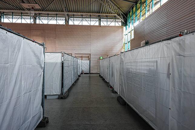 Blick in die Notunterkunft in der Mettnauhalle.