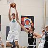 Zug zum Korb: Tobias Heer (am Ball) spielt in der ersten Herrenmannschaft und betreut gleichzeitig auch das Training der U18 Spieler.
