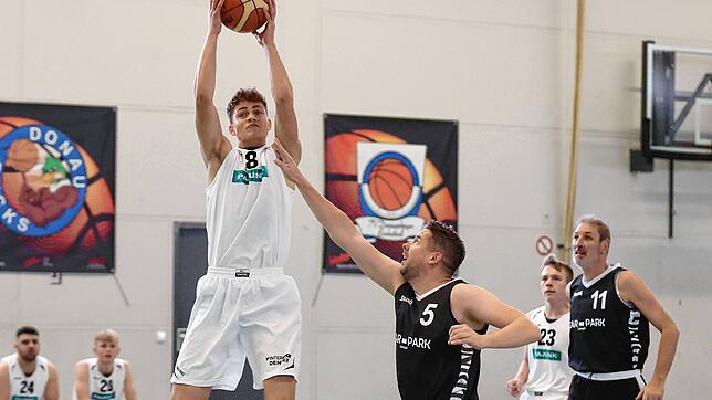 Zug zum Korb: Tobias Heer (am Ball) spielt in der ersten Herrenmannschaft und betreut gleichzeitig auch das Training der U18 Spieler.