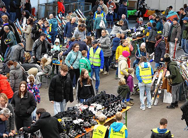 Mächtig viel los ist auf dem Brettlemarkt des SC 1900 im Herbst 2023 im Bartok Saal.