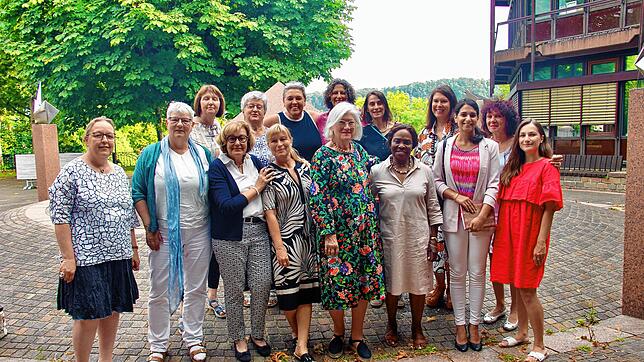 Sie gestalten die Aktionswoche (vorne, v. l.): Gabriele Trapp, Ines Zeller, Elisabeth Kaiser, Anette Klaas (Gleichstellungsbeauftragte), ...
