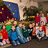 Die Kinder aus der Töpfer-AG sind zu Recht stolz auf ihre selbst gestaltete Krippe.