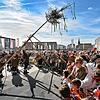 Närrisches Treiben vor dem seemaxx: Das Kinderbaumstellen lockt am Samstag zahlreiche kleine und große Narren. Dabei stellten die ...