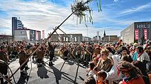 Närrisches Treiben vor dem seemaxx: Das Kinderbaumstellen lockt am Samstag zahlreiche kleine und große Narren. Dabei stellten die ...
