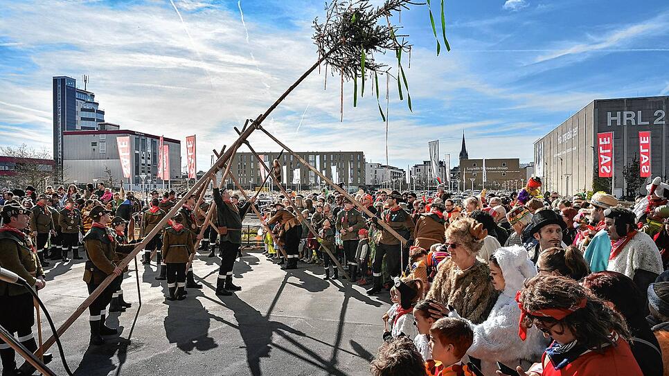 Närrisches Treiben vor dem seemaxx: Das Kinderbaumstellen lockt am Samstag zahlreiche kleine und große Narren. Dabei stellten die ...