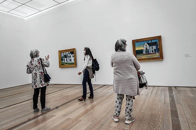 Kunst auf Abstand genießen: Besucher betrachten Bilder von Edward Hopper in der aktuellen Ausstellung des Beyeler Museums in Riehen bei ...