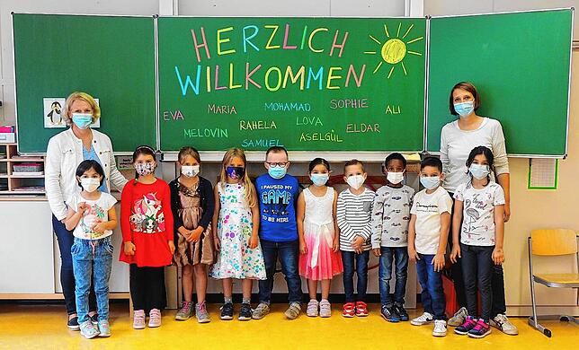 Mit einem „Herzlich willkommen“ begrüßten die Klassenlehrerinnen Bettina Högner und Mareike Wolks die Erstklässler der ...