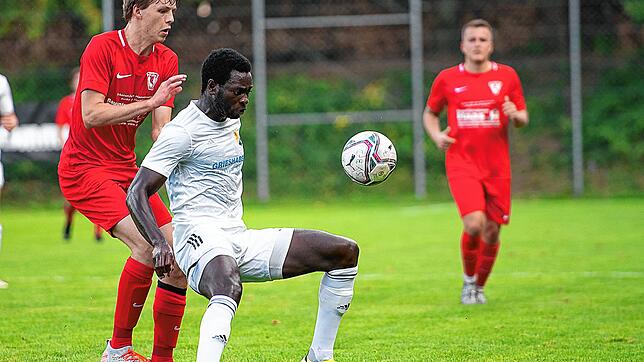Wieder im Kader: Paul Mendy (Mitte) steht wieder im Aufgebot des SV 08 Laufenburg am Samstag in der Partie beim VfR Bad Bellingen. ...