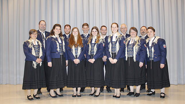 Der Musikverein Schwandorf legt die Vereinsführung in jüngere Hände. Das Bild zeigt (vorne, von links) Sylvia Mülherr, Stephanie Kästle, ...