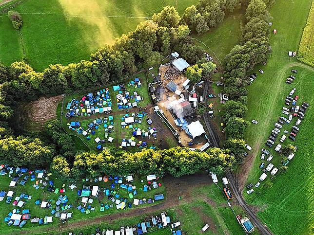 Die komplette Infrastruktur musste für das Festival im idyllisch gelegenen Gewann „Hüttenbühl“ aufgebaut werden. Viele ...