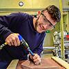 Raphael Fleig in der Werkstatt seines Vaters. Seine Ausbildung macht der 17-Jährige in einem Betrieb in Dornhan.