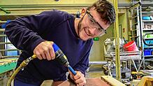 Raphael Fleig in der Werkstatt seines Vaters. Seine Ausbildung macht der 17-Jährige in einem Betrieb in Dornhan.