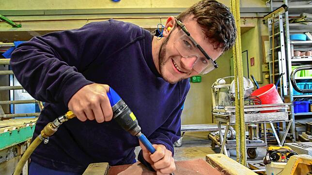 Raphael Fleig in der Werkstatt seines Vaters. Seine Ausbildung macht der 17-Jährige in einem Betrieb in Dornhan.