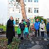 Hans-Jochen Baeuerle, zweiter von links, engagiert sich mit anderen Nachbarn in einer Bürgerinitiative und möchte die Bebauung auf der ...