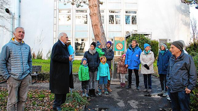 Hans-Jochen Baeuerle, zweiter von links, engagiert sich mit anderen Nachbarn in einer Bürgerinitiative und möchte die Bebauung auf der ...