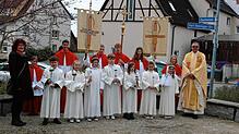 Das Fest der Erstkommunion haben in Unadingen sieben Kinder aus Unadingen und Bachheim gefeiert (von links): Gemeindereferentin Ingrid ...